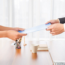 金蝶軟件不僅管人事，還提供金蝶在線(xiàn)會(huì)計(jì)、金蝶kis云專(zhuān)業(yè)版、金蝶進(jìn)銷(xiāo)存軟件、金蝶在線(xiàn)進(jìn)銷(xiāo)存、金蝶精斗云、財(cái)務(wù)軟件、金蝶云星辰、倉(cāng)庫(kù)管理軟件、金蝶網(wǎng)頁(yè)版產(chǎn)品服務(wù)。